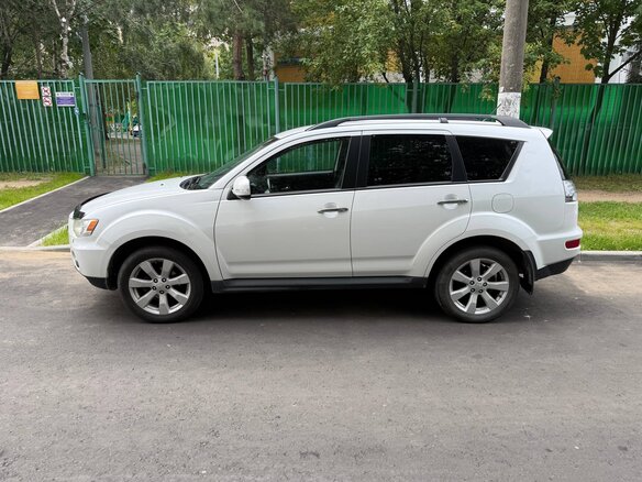 2011 Mitsubishi Outlander II Рестайлинг, белый, 1200000 рублей - вид 8