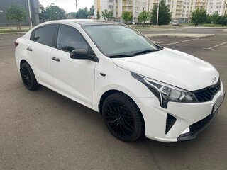 2021 Kia Rio IV Рестайлинг, белый, 1550000 рублей, вид 3