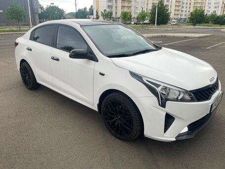 2021 Kia Rio IV Рестайлинг, белый, 1495000 рублей, вид 3