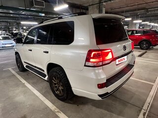 2016 Toyota Land Cruiser 200 Series Рестайлинг 2, белый, 4900000 рублей, вид 4