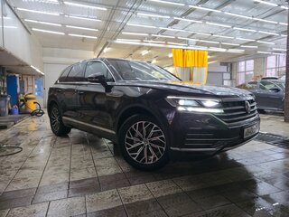 2018 Volkswagen Touareg III, коричневый, 5300000 рублей, вид 3