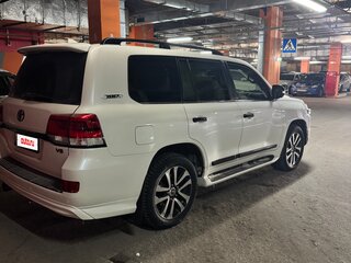 2018 Toyota Land Cruiser 200 Series Рестайлинг 2, белый, 6090000 рублей, вид 3