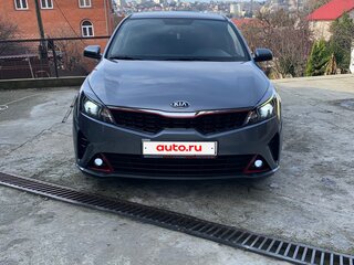 2020 Kia Rio IV Рестайлинг, серый, 2000000 рублей, вид 4