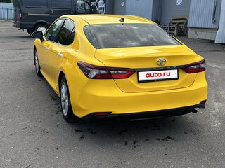 2021 Toyota Camry VIII (XV70) Рестайлинг, жёлтый, 1999000 рублей, вид 4