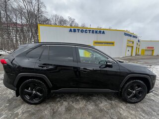2021 Toyota RAV4 V (XA50), чёрный, 3700000 рублей, вид 2