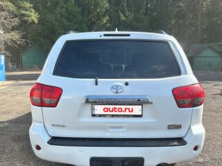 2011 Toyota Sequoia II, белый, 2499990 рублей, вид 2