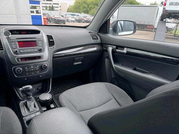 2017 Kia Sorento II Рестайлинг, белый, 2150000 рублей - вид 8