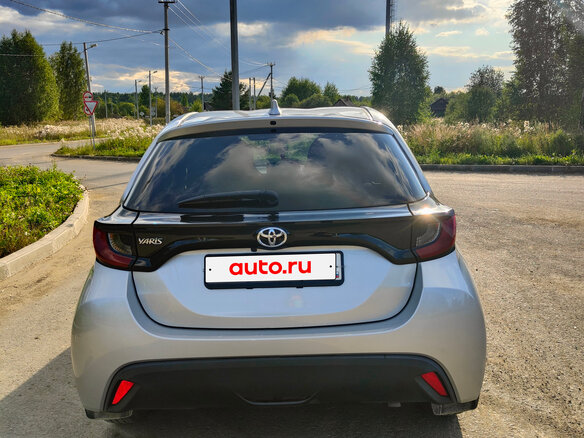 2020 Toyota Yaris IV, серебристый, 1200000 рублей - вид 12