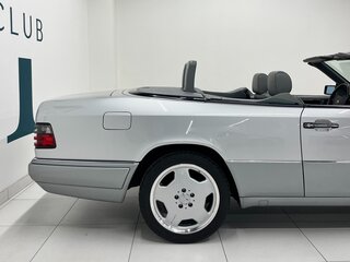 1995 Mercedes-Benz E-Класс 220 I (W124), серебристый, 3600000 рублей, вид 4