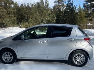 2013 Toyota Vitz III (XP130), серебристый, 780000 рублей, вид 3