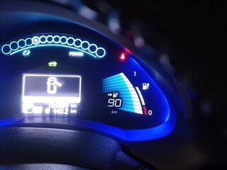 2013 Nissan Leaf (EM57) I (ZE0/AZE0), белый, 730000 рублей, вид 4