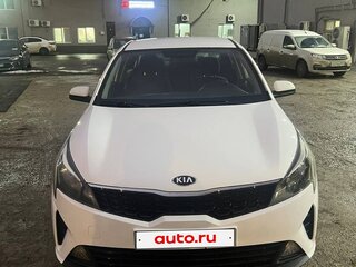 2021 Kia Rio IV Рестайлинг, белый, 950000 рублей, вид 4