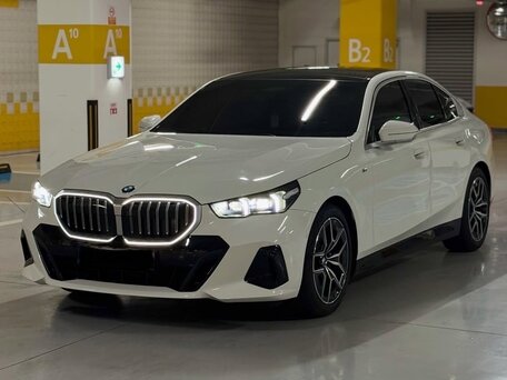 2025 BMW 5 серии 523d xDrive VIII (G60/G61/G68), белый, 7890000 рублей, вид 3