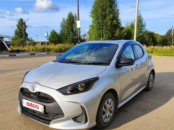 2020 Toyota Yaris IV, серебристый, 1200000 рублей - вид 3
