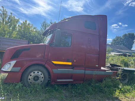 2004 Volvo VNL, красный, 2500000 рублей, вид 4
