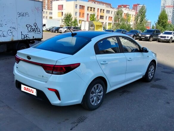 2017 Kia Rio IV, белый, 750000 рублей - вид 3