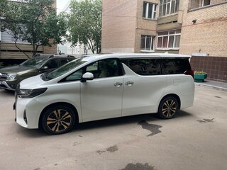 2021 Toyota Alphard III Рестайлинг, белый, 8500000 рублей, вид 4
