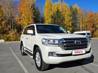 2015 Toyota Land Cruiser 200 Series Рестайлинг 2, белый, 5750000 рублей, вид 3