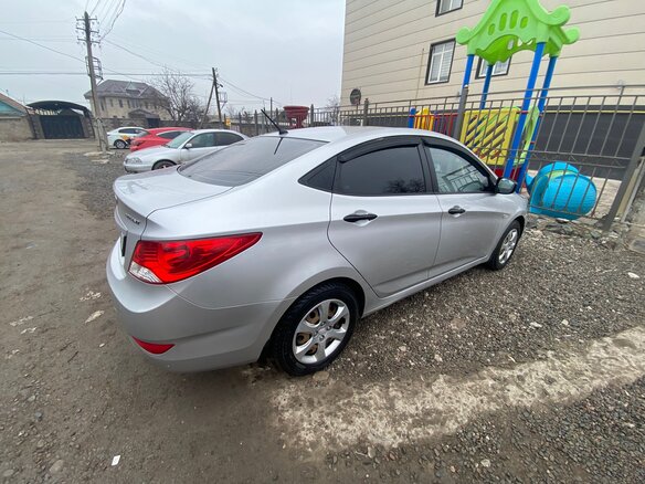 2013 Hyundai Accent IV, серебристый, 750000 рублей - вид 2