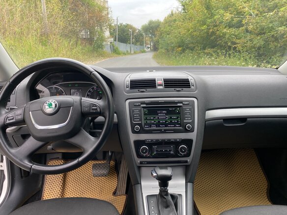 2012 Skoda Octavia II (A5) Рестайлинг, белый, 1090000 рублей - вид 6