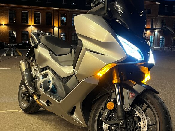 2022 Honda Forza, серебристый, 2050000 рублей - вид 1
