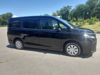 2020 Toyota Voxy III (R80) Рестайлинг, чёрный, 2500000 рублей, вид 3