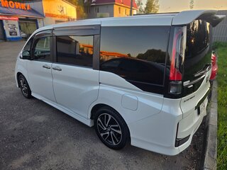 2017 Honda Stepwgn V, белый, 2250000 рублей, вид 4