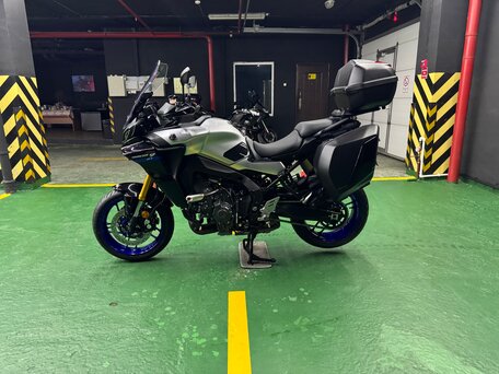 2021 Yamaha MT-09 Tracer (FJ-09), серебристый, 1525000 рублей, вид 2