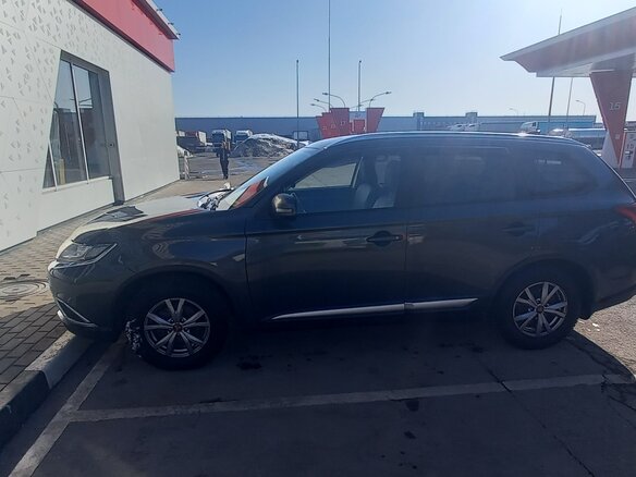 2018 Mitsubishi Outlander III Рестайлинг 2, серый, 1885000 рублей - вид 3