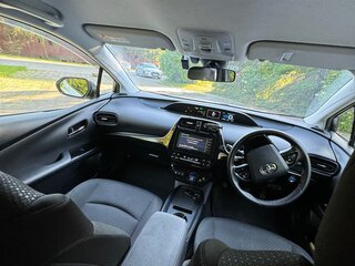 2019 Toyota Prius IV Рестайлинг (XW50), белый, 2390000 рублей, вид 5