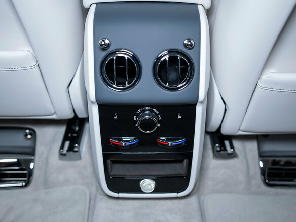 2025 Rolls-Royce Cullinan Black Badge I Рестайлинг (Series II), белый, 64500000 рублей - вид 28