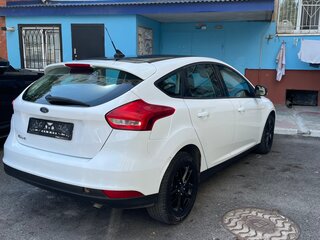 2017 Ford Focus III Рестайлинг, белый, 1100000 рублей, вид 4