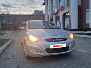 2013 Hyundai Solaris I, серебристый, 420000 рублей, вид 2