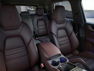 2026 Porsche Cayenne GTS III Рестайлинг, чёрный, 26756180 рублей, вид 3