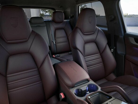 2026 Porsche Cayenne GTS III Рестайлинг, чёрный, 26756180 рублей - вид 2