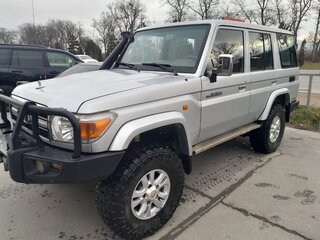 2012 Toyota Land Cruiser 76 70 Series Рестайлинг 1, серебристый, 4600000 рублей, вид 4