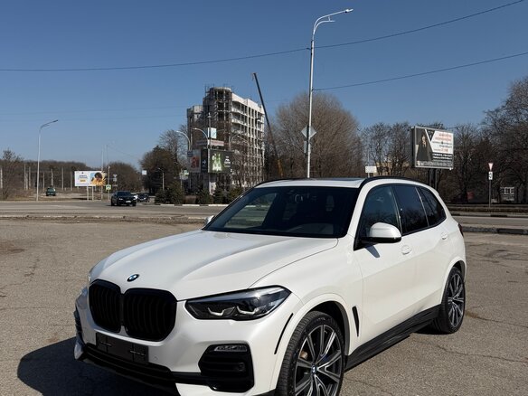 2019 BMW X5 40i IV (G05/G18), белый, 6250000 рублей - вид 2