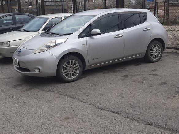 2011 Nissan Leaf (EM61) I (ZE0/AZE0), серебристый, 660000 рублей - вид 2