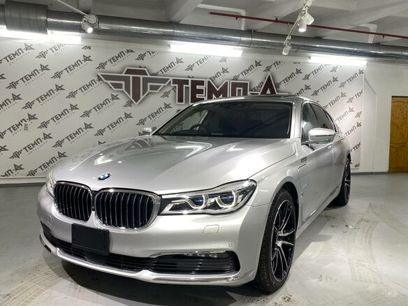 2017 BMW 7 серии 740e VI (G11/G12), серебристый - вид 2