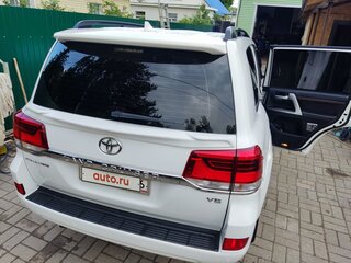 2017 Toyota Land Cruiser 200 Series Рестайлинг 2, белый, 6550000 рублей, вид 3