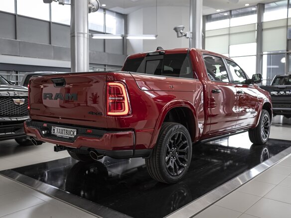 2026 Ram 1500 Crew Cab V Рестайлинг, красный - вид 5