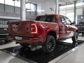 2026 Ram 1500 Crew Cab V Рестайлинг, красный - вид 5