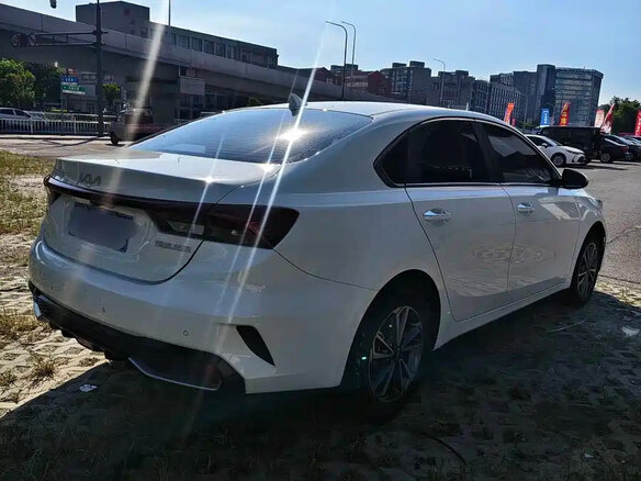 2023 Kia K3 II (China Market) Рестайлинг, белый - вид 5