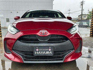 2022 Toyota Yaris IV, пурпурный, 850000 рублей, вид 2