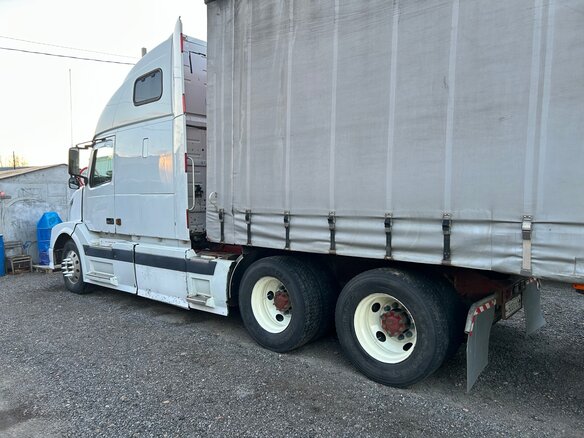 2003 Volvo VNL, белый, 2000000 рублей - вид 1