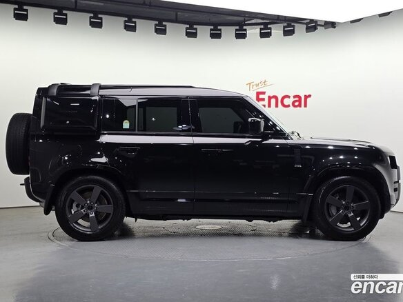 2026 Land Rover Defender 110 II, чёрный, 14142000 рублей - вид 2