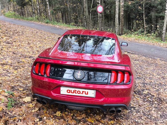 2021 Ford Mustang VI Рестайлинг, красный, 3940000 рублей - вид 1