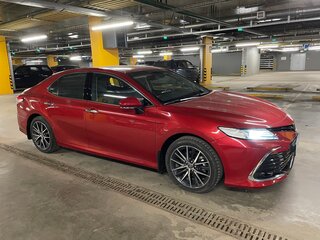 2021 Toyota Camry VIII (XV70) Рестайлинг, красный, 3480000 рублей, вид 2