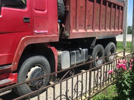 2006 Sinotruk Howo A5, красный, 1300000 рублей, вид 3