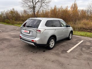 2014 Mitsubishi Outlander III Рестайлинг, серебристый, 1350000 рублей, вид 3